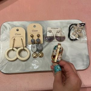 Lots of jewelry- 5 pieces